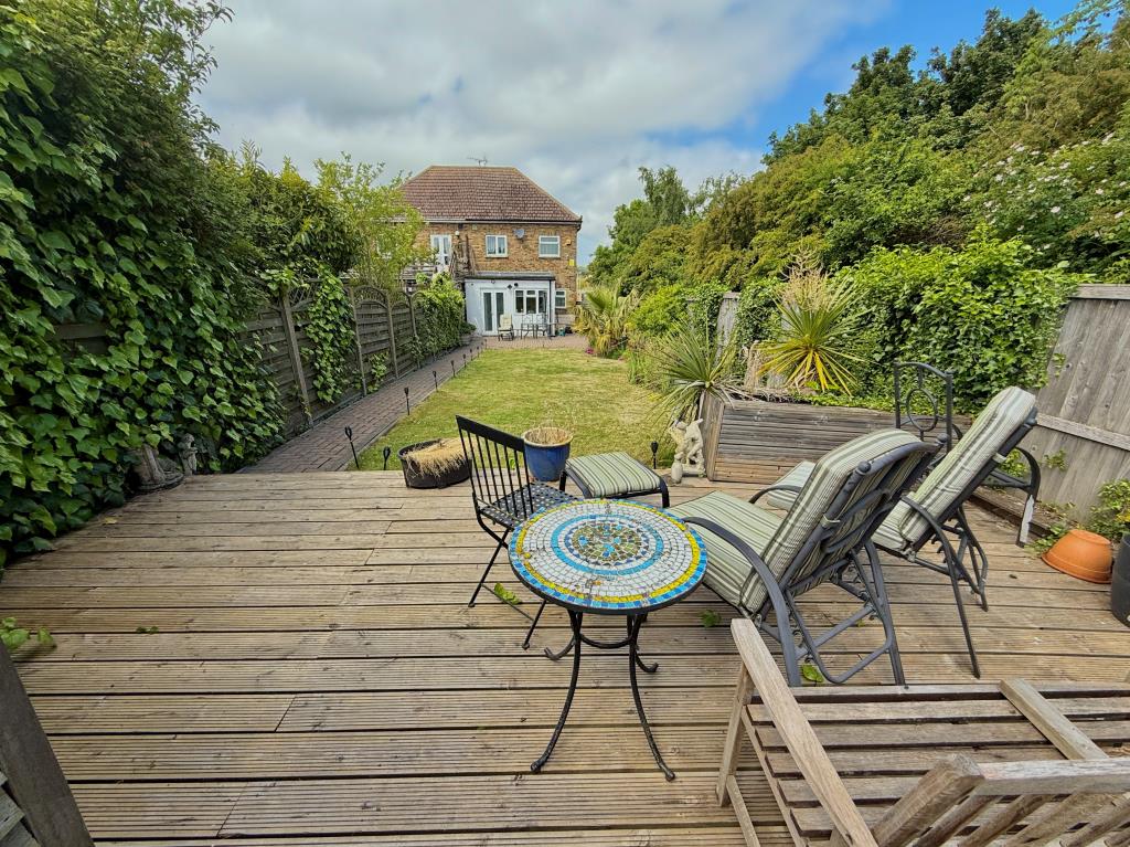Lot: 119 - SEMI-DETACHED HOUSE IN NEED OF STRUCTURAL REPAIR - View from rear of garden